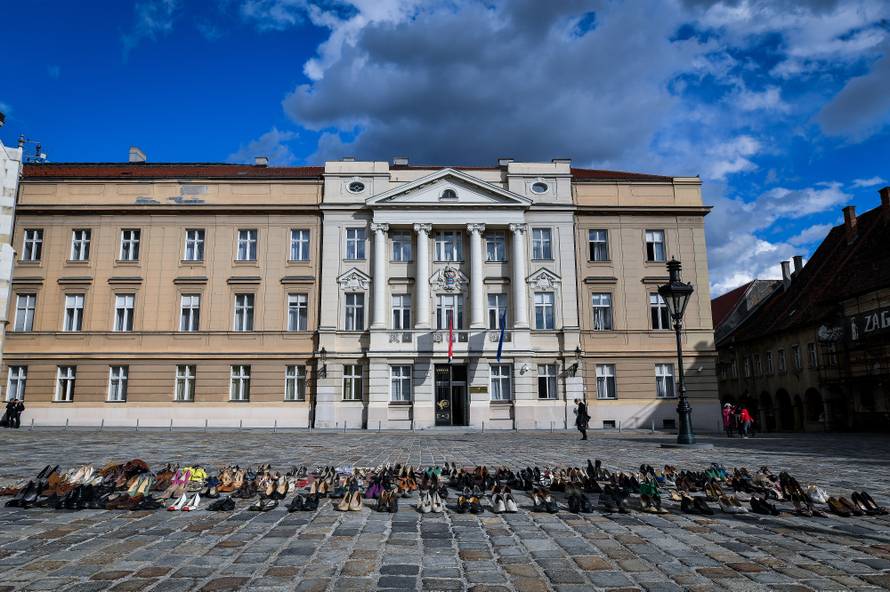 156 pari cipela, 156 ubijenih žena. Je li vam sada jasnije?