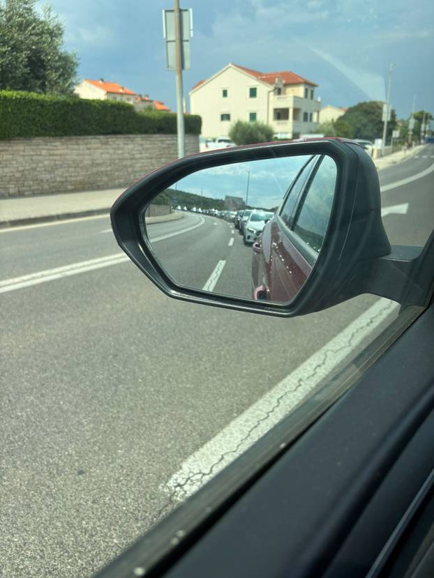 FOTO Ogromna gužva u luci na Braču: 'Pa čekamo satima...'