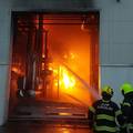 Pogledajte slike borbe s vatrom u ogulinskoj tvornici. Spriječili katastrofu, ali šteta je velika
