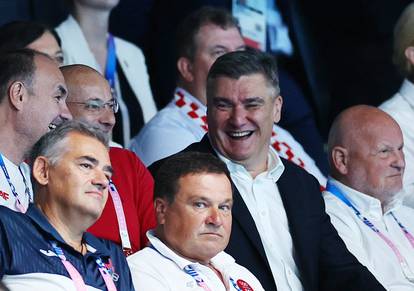 FOTO Milanović sjedi, Kolinda stoji. Pogledajte fotke s tribina