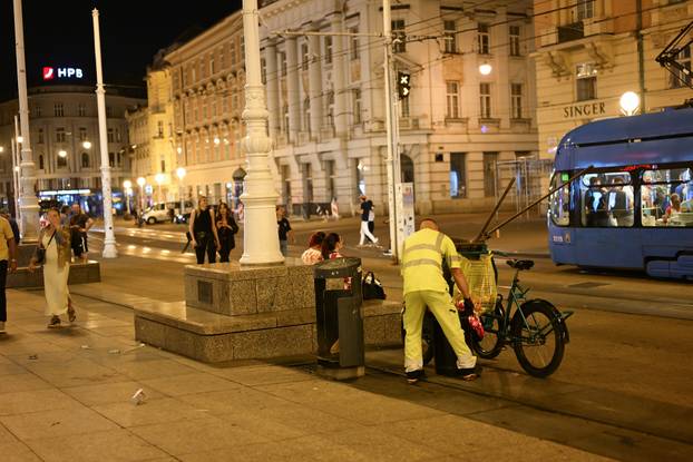 Zagreb: Čišćenje trga nakon gledanja utakmice 