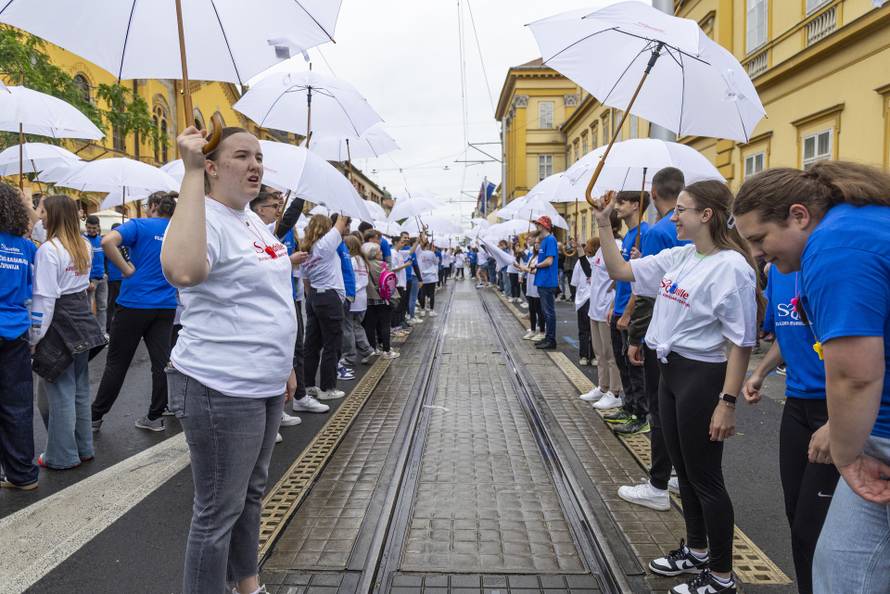 Osječki maturanti unatoč lošem vremenu plesali quadrillu u centru grada