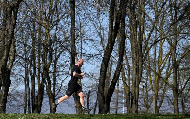 Zagreb: Na Bundeku organizirana utrka "Yellow Ribbon Run Pobijedimo predrasude" u kojoj je sudjelovao i ministar Habijan