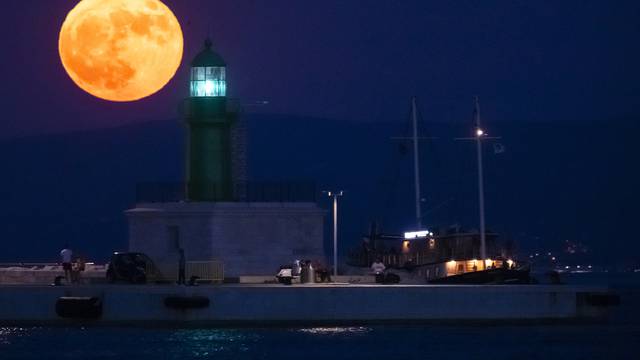 Puni mjesec u Splitu