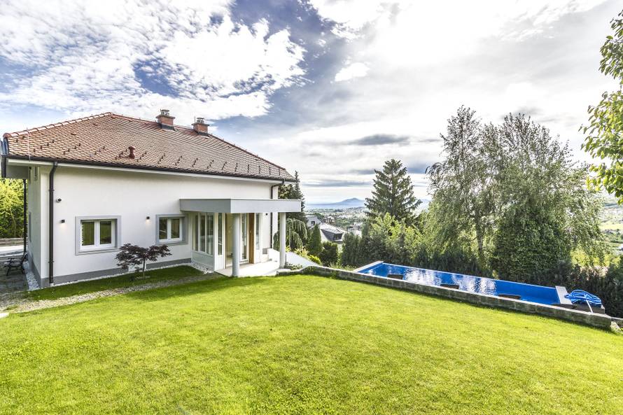 Luksuz u Šestinama: Pogled na grad od kojeg zastaje dah, veliki bazen i blizina šume...