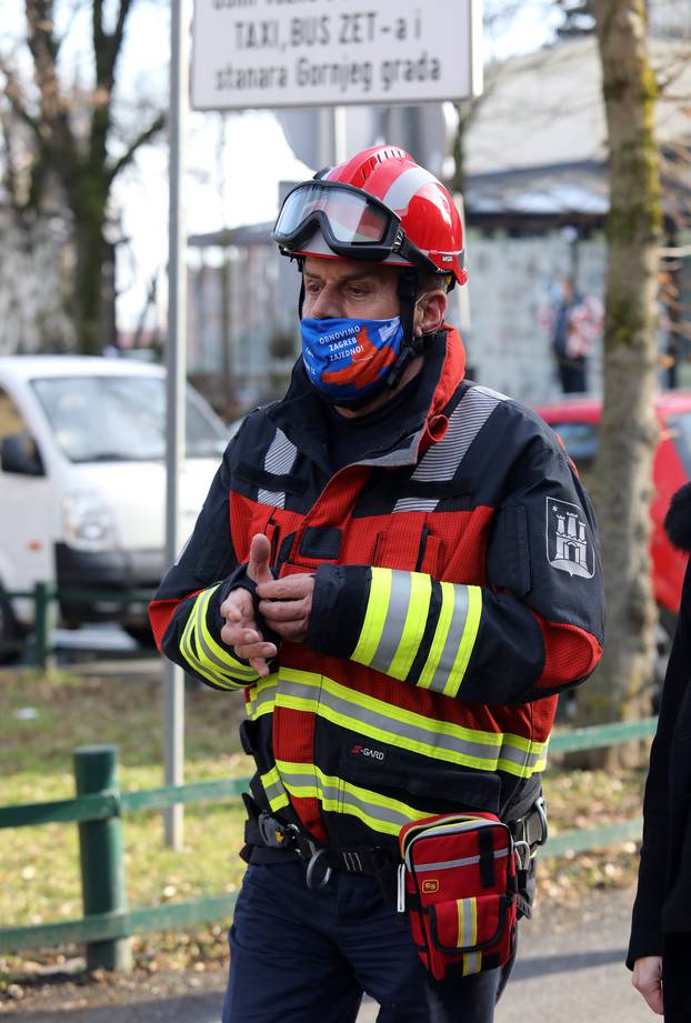 Gradonačelnik Bandić sudjeluje u sanaciji zabatnog zida oštećenog u potresu