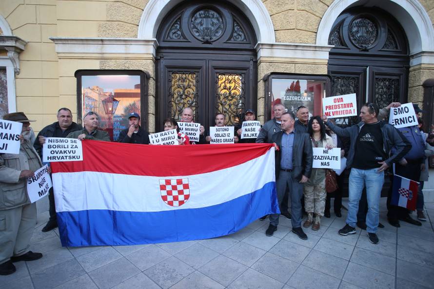 Policija izbacila HSP-ovce koji su ometali Frljićevu predstavu