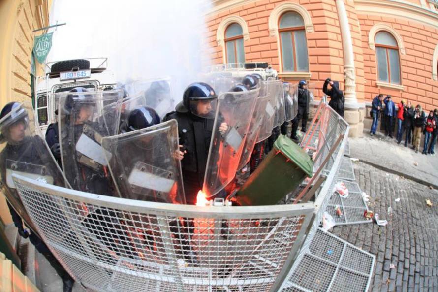 Krv na ulicama: Nasilnici su razbijali i kamenovali policajce