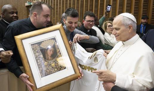 I papa Lav i dida bili su Torcida! Sveti Otac dobio Hajdukov dres