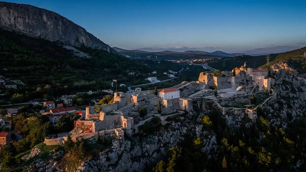 Pogled iz zraka na predivnu Klišku tvrđava čiju je ljepotu upoznao cijeli svijet u popularnoj seriji