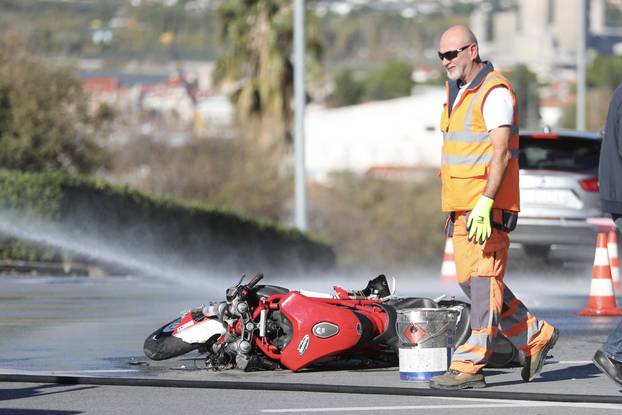 Split: U sudaru s osobnim vozilom poginuo motorist