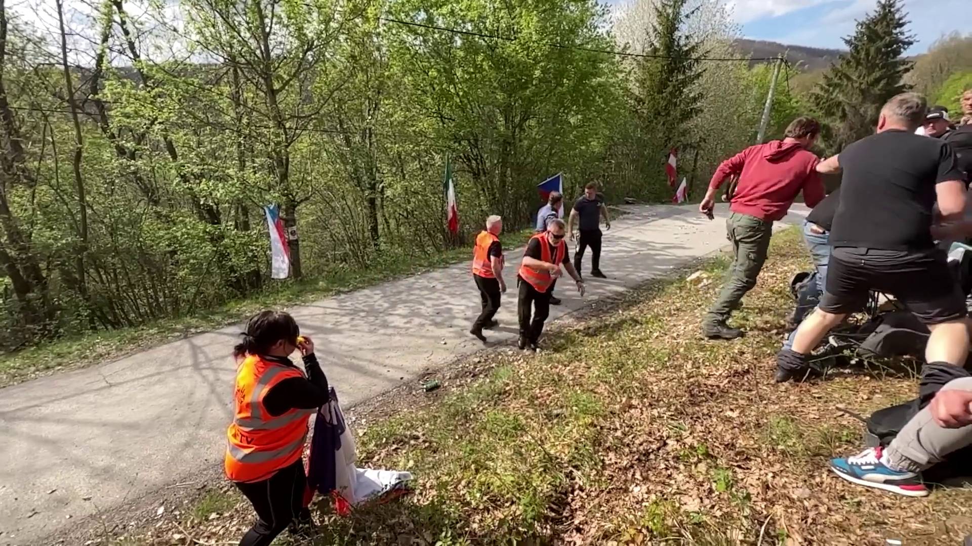 ŠOKANTAN VIDEO Navijači se tuku na stazi relija u Hrvatskoj! U zadnji tren izbjegli tragediju