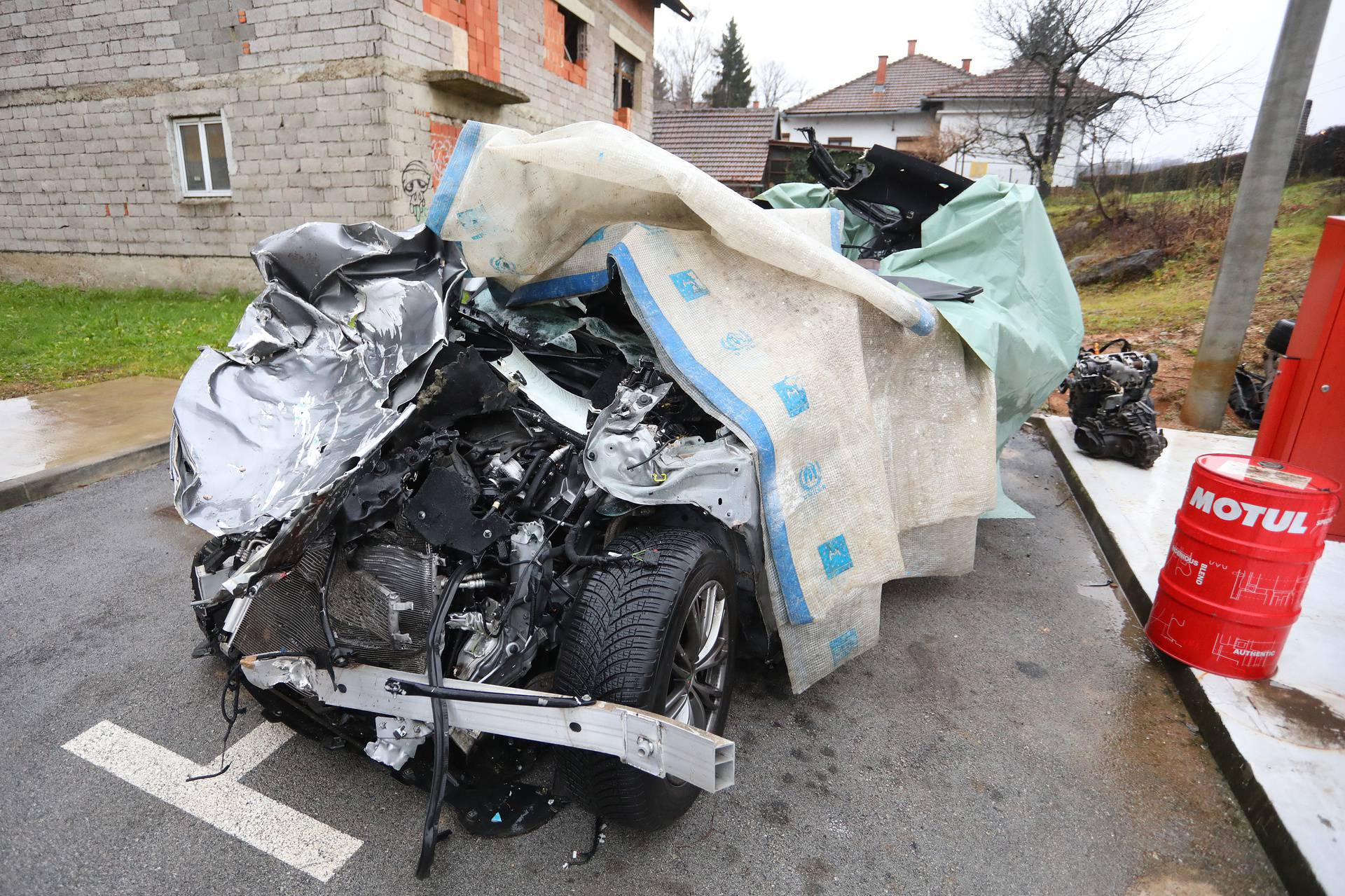 Karlovac: Olupina auta u kojem je poginuo bracni par iz Rijeke
