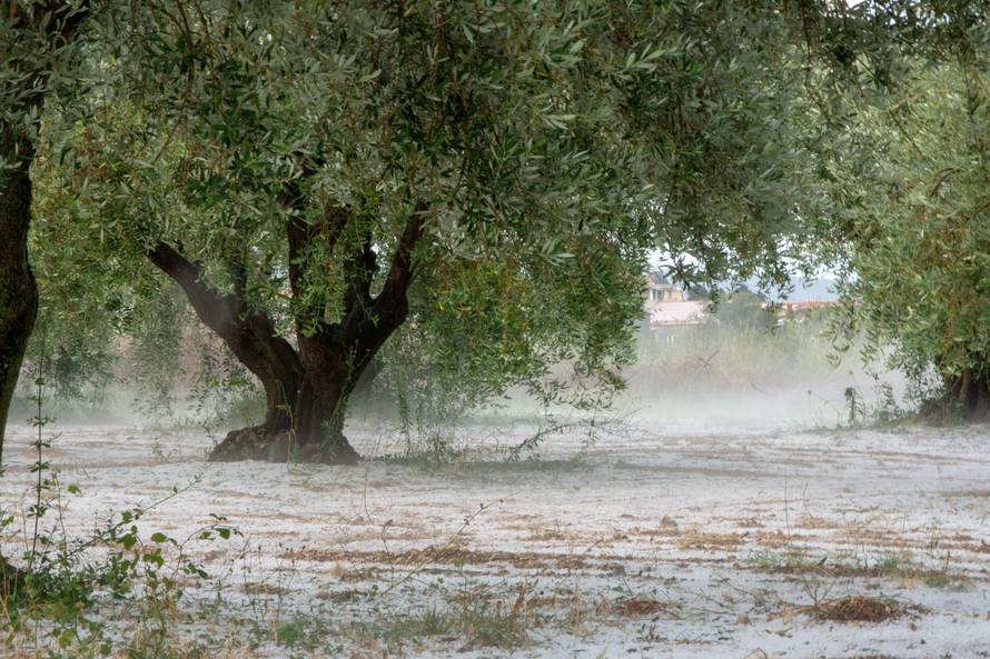 Olujna tuča pogodila Dalmaciju: Led zameo ceste kao usred zime