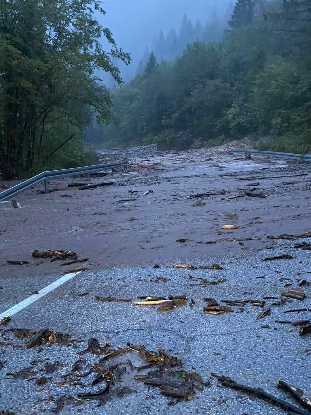 VIDEO Izvanredno stanje: Raste vodostaj Kupe, prijete poplave. U Delnicama saniraju odron