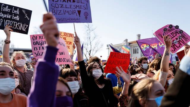 Tisuće žena izašlo na ulice Istanbula: Nećemo odustati, želimo natrag svoju slobodu!