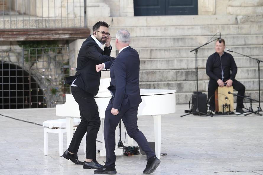 Split: Petar Grašo na praznom Peristilu snimio koncert