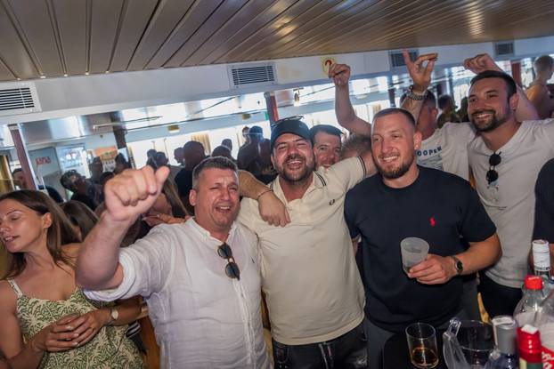 Split: Atmosfera na trajektu koji vozi na koncert Trag u beskraju