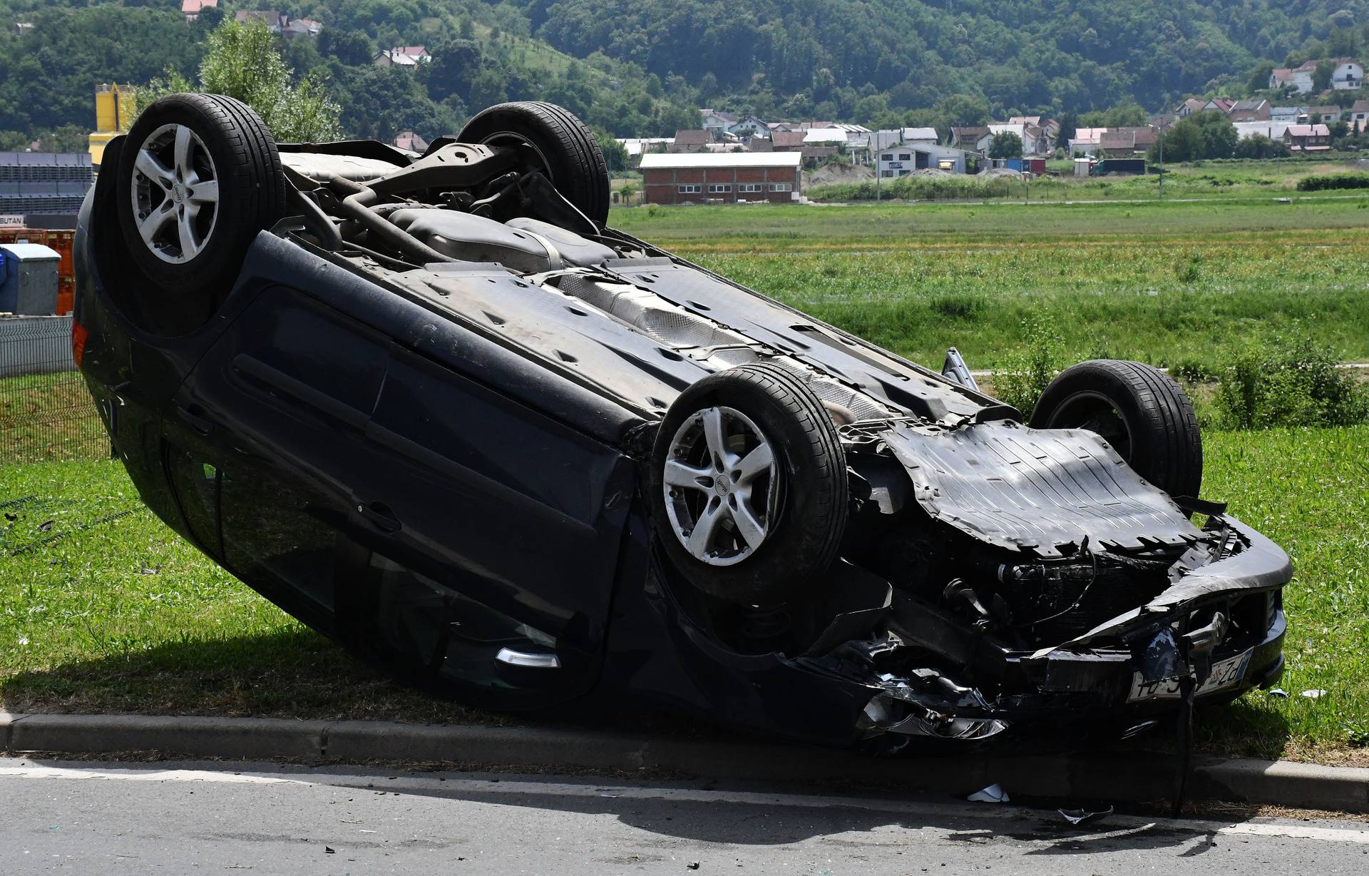 Požega: U prometnoj nesreći u Osječkoj ulici automobil završio na krovu