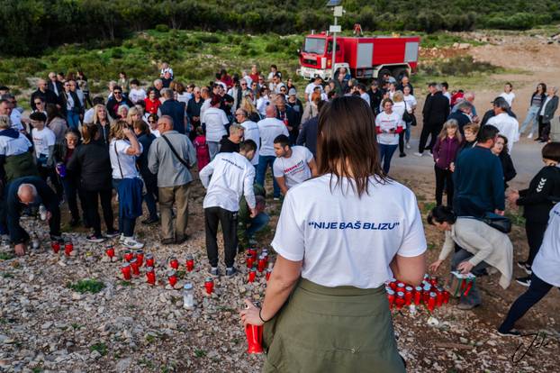Tuga na Lastovu: Više od 200 lampiona zasvijetlilo u spomen na tragično preminulog Frana