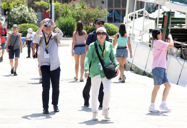 Šibenik: Po najve?oj temperaturi turisti razgledavaju ljepote grada