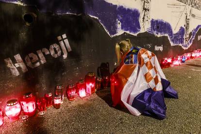 Split: Održan mimohod Torcide Vukovarskom ulicom u čast žrtvama Vukovara i Škabrnje