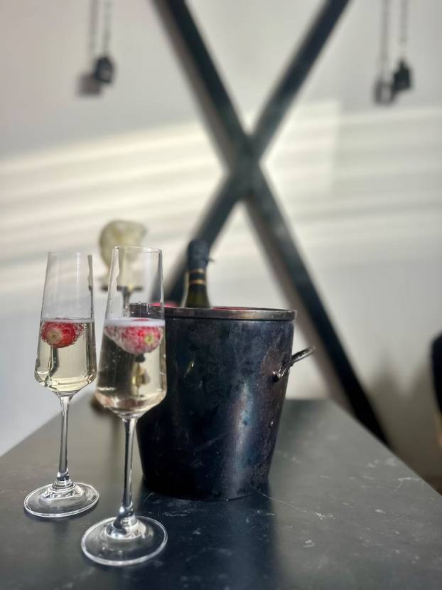 FOTO Stan u Zadru uređen je kao set iz filmova za odrasle: Evo koliko stoji noćenje