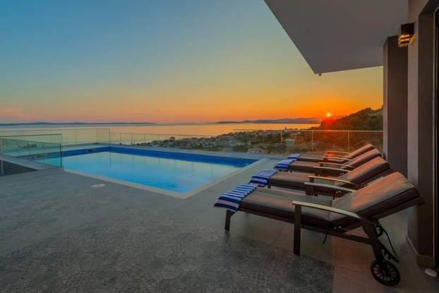 FOTO Ogromna parcela, privatni wellness i čudo od pogleda: Vila u Podstrani čeka novog vlasnika