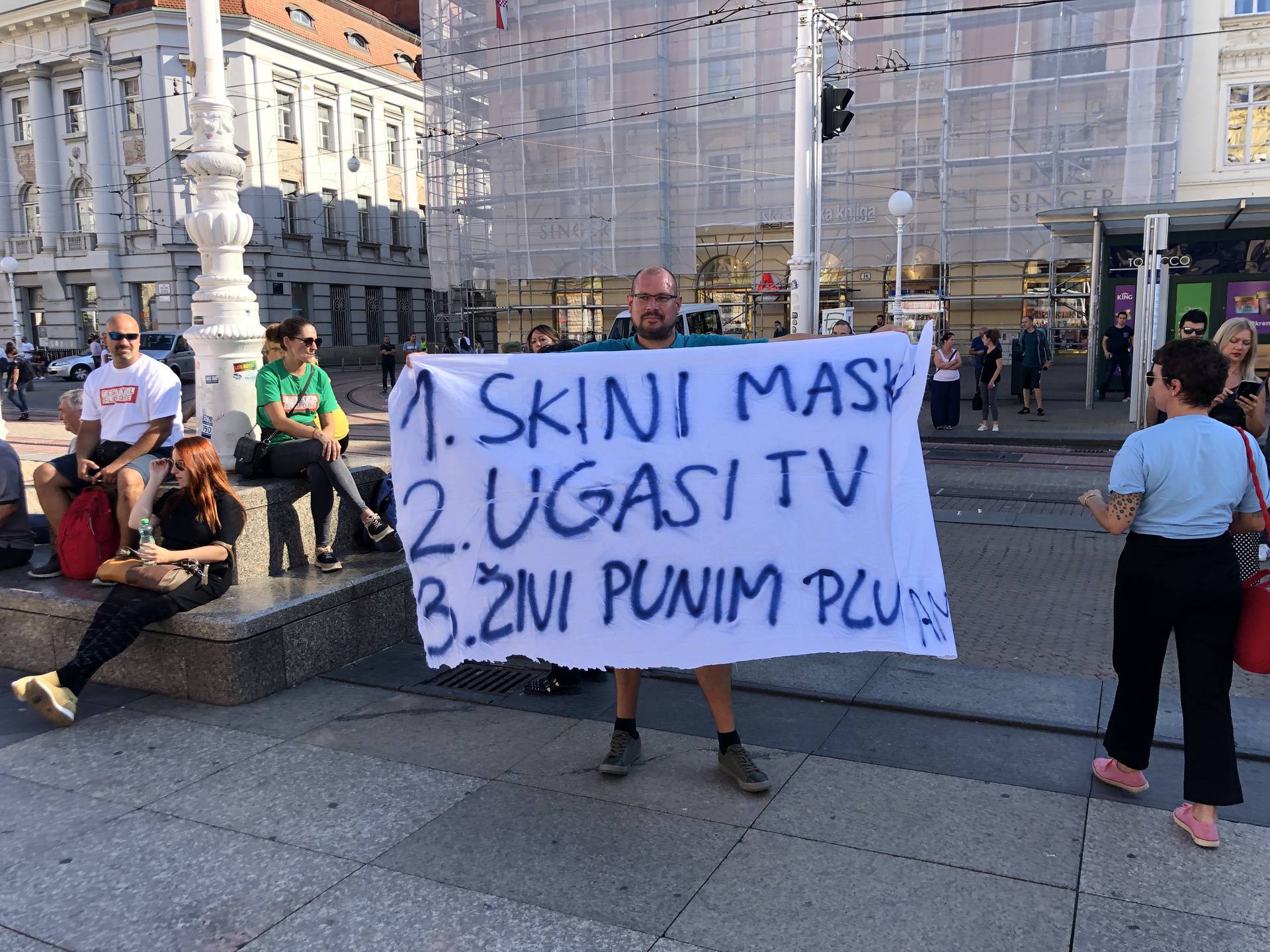 Tony Cetinski zaurlao: 'Cijepite si mamu!', a skup na trgu je završio s hrvatskom himnom