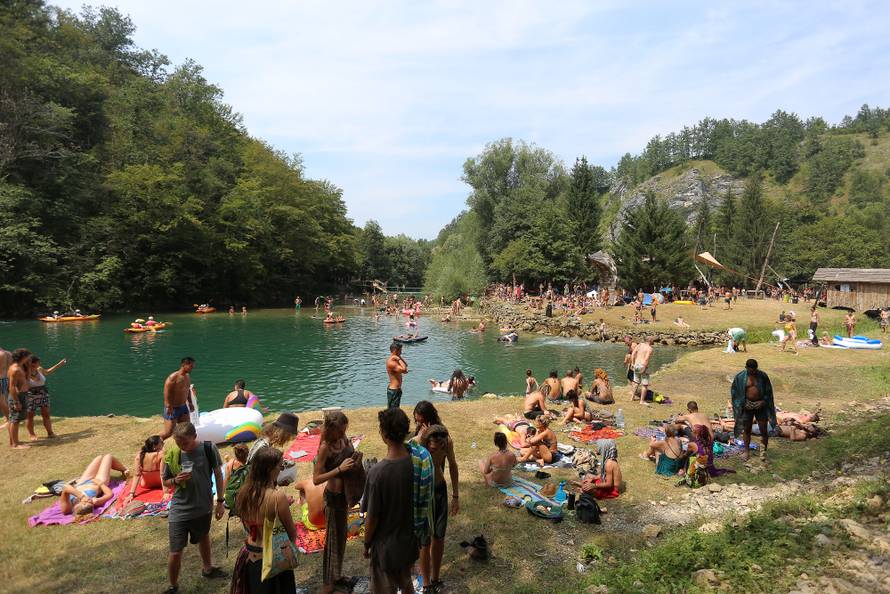 Gole grudi i psihodelija: Počeo Momento Demento na Mrežnici