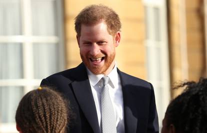 Princ Harry prvi put u javnosti nakon skandala, samo se smije