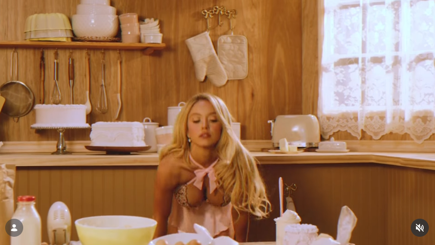 Sydney Sweeney u prozirnom topu stigla u Veneciju, jedva je prekrio njene bujne grudi
