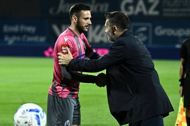 Zagreb: Nenad Bjelica pozdravio navijače uoči početka utakmice Dinama i Lokomotive