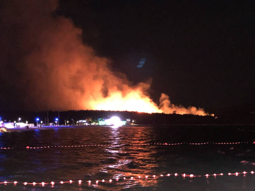 Buktinja na Zrću: Gorjelo cijelu noć, evakuirali su 10.000 ljudi