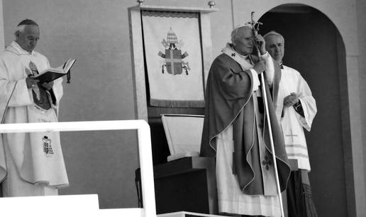 Troje je umrlo od uzbu&dstrok;enja, a stotine ostale bez nov&ccaron;anika