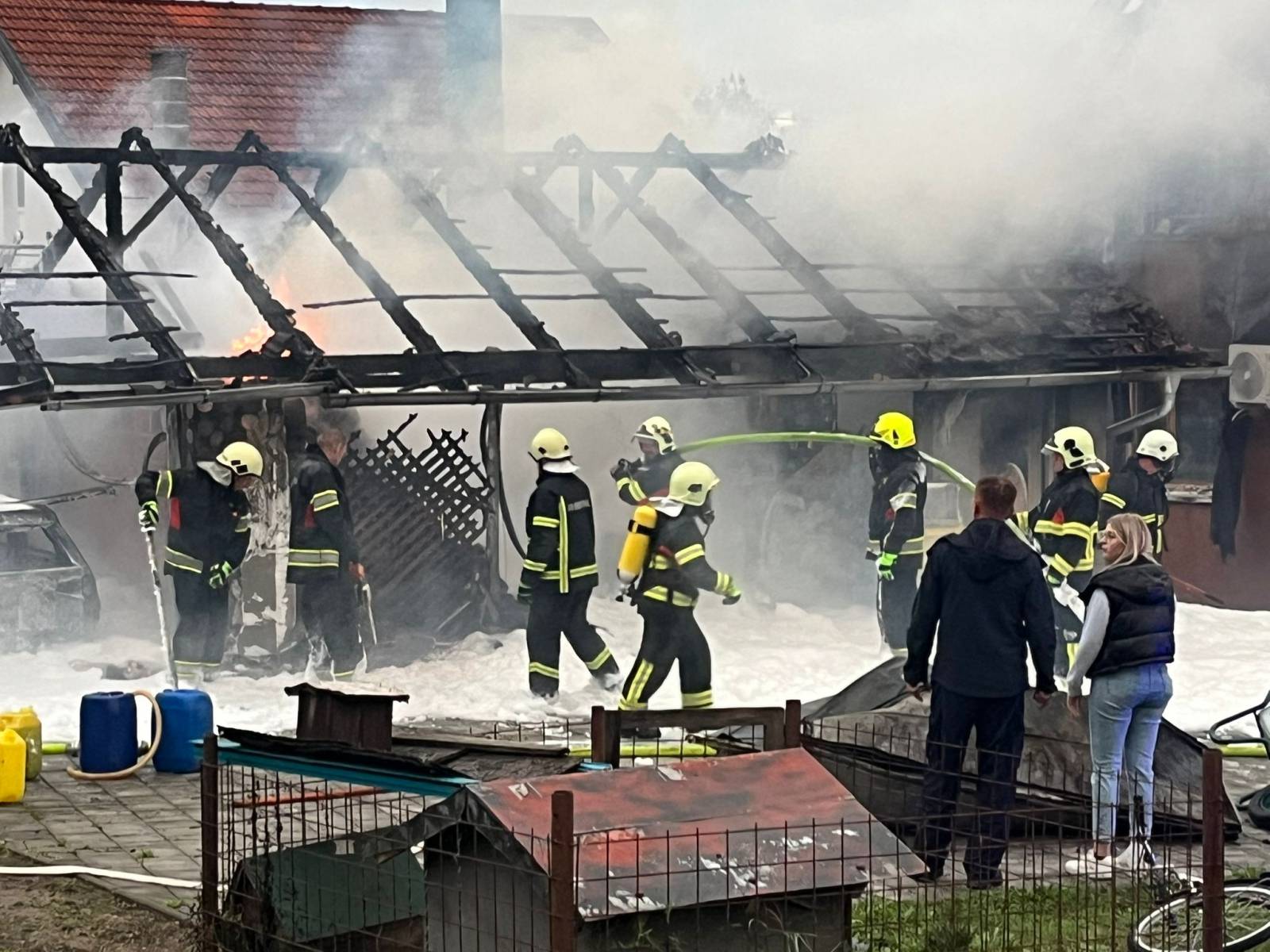 VIDEO Buktinja u Požegi: Vatra zahvatila garažu, kotlovnicu i drvarnicu, oštećena je i kuća