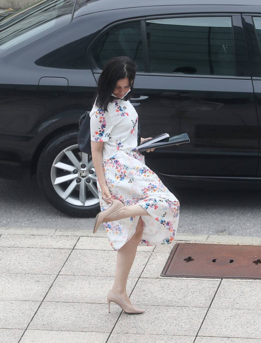 Zagreb: Ministrica poljoprivrede prilikom izlaska iz automobila oštetila petu na cipeli