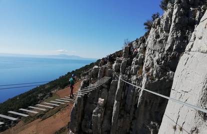 Veličanstven pogled na impresivne pejzaže okupane sunčevim zrakama