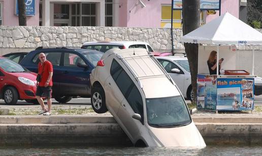 Zaboravio povući ručnu? Auto mu s parkinga uronio u more