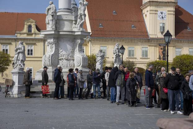 Osijek: Tradicionalna podjela blagdanskog fiš paprikaša na Trgu Svetog Trojstva