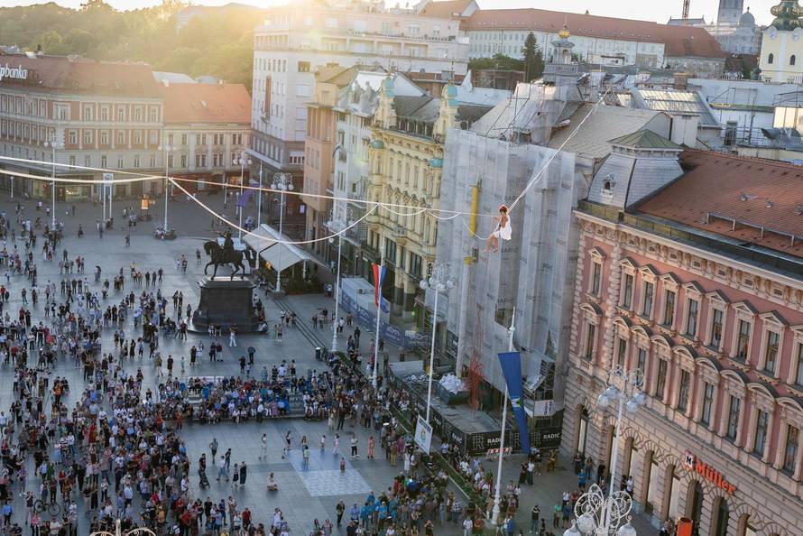 Zagreb: Antonia Gašparov hodom na žici privukla poglede prolaznika