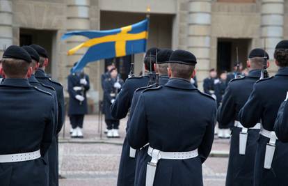 Švedska dobila zeleno svjetlo. Postaju članica NATO-a, ispred sjedišta stavili švedsku zastavu