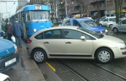 Auto sam sišao na tračnice i blokirao promet tramvaja