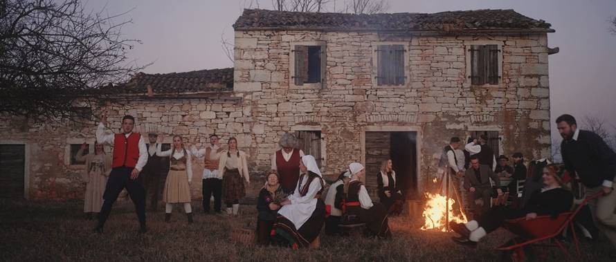 Muze kravu, nosi mačku i pleše u narodnoj nošnji: Favorit Dore Baby Lasagna snimio je spot