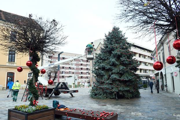 Sisak: Ukrašavanje božićnog drveta u središtu grada