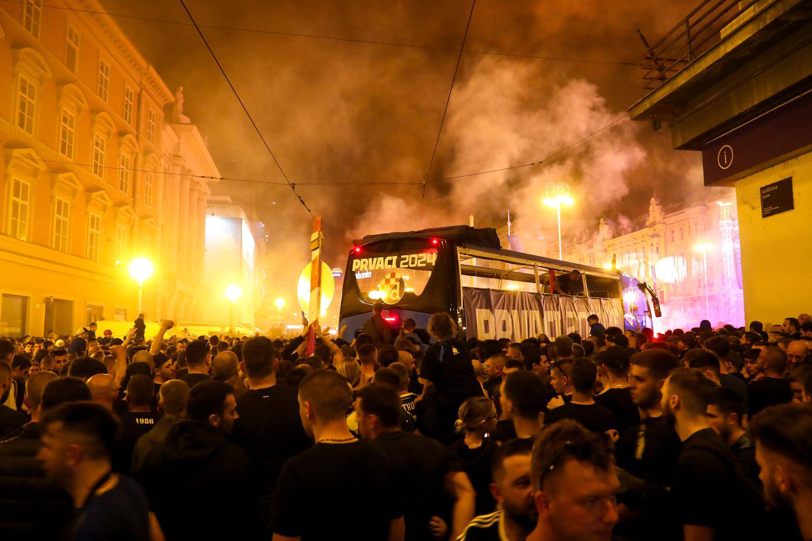 Nogometaši Dinama u otvorenom autobusu idu prema Trgu na proslavu naslova prvaka