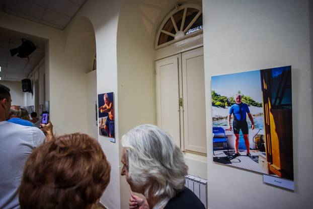 Vela Luka: Otvorenje izložbe privatnih fotografija Olivera Dragojevića