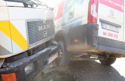 Obilazio rovokopač: Kamion se sudario s kombijem u Mijačima