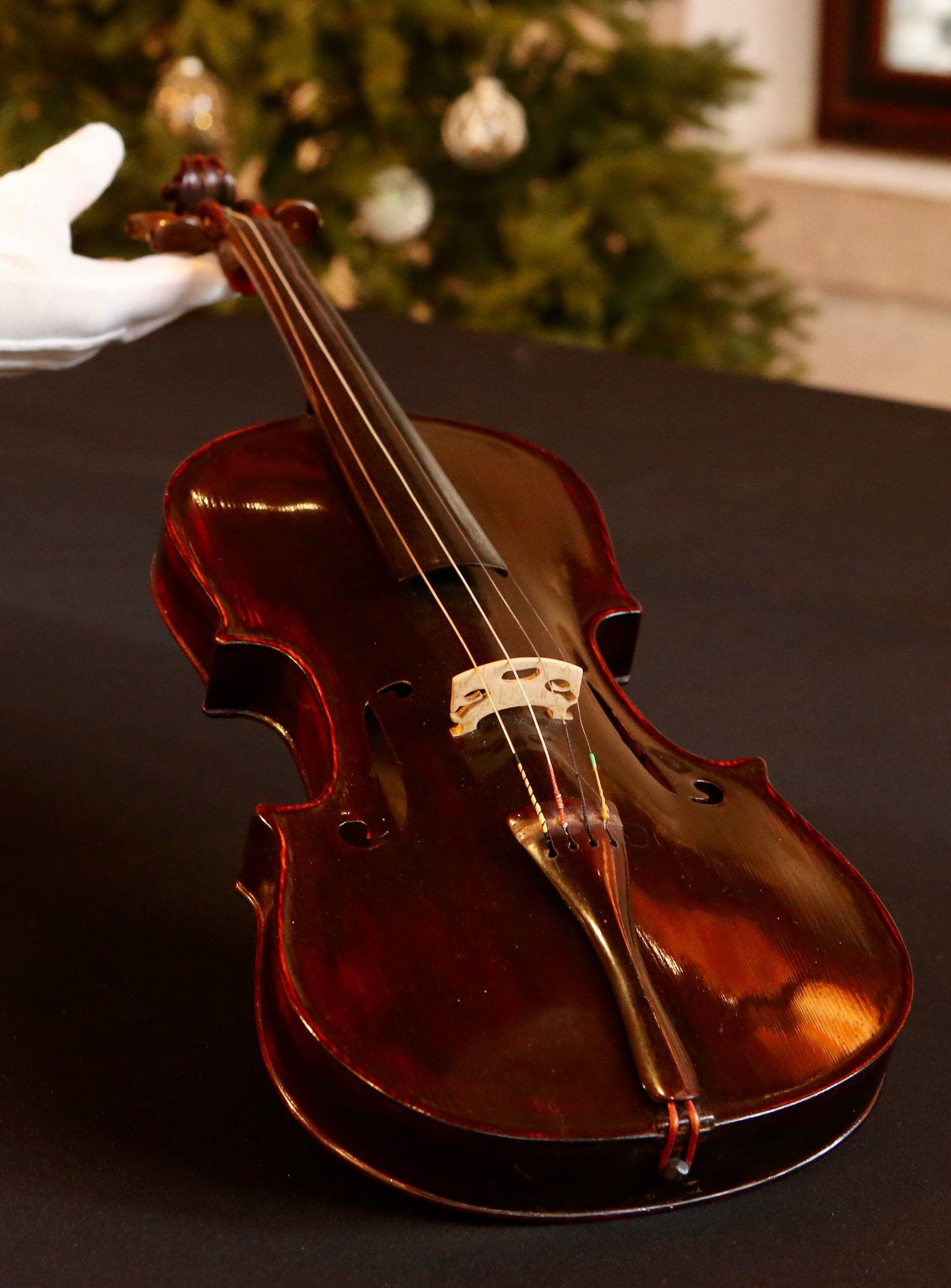 Split: Na Adventu u muzeju predstavljena najlakša violina na svijetu