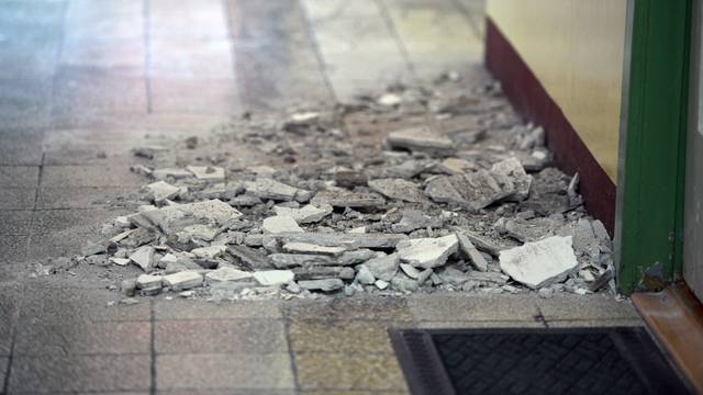 U potresu oštećena škola u Vrpolju, usrušio se dio stropa: 'Sreća da djeca nisu bila u školi'